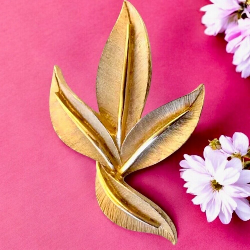Crown Trifari Brushed Textured Brooch Gold Tone Vintage Signed